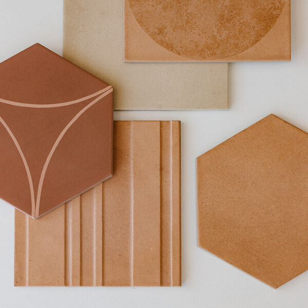 Photo de différents carreaux décoratifs de couleur terracota